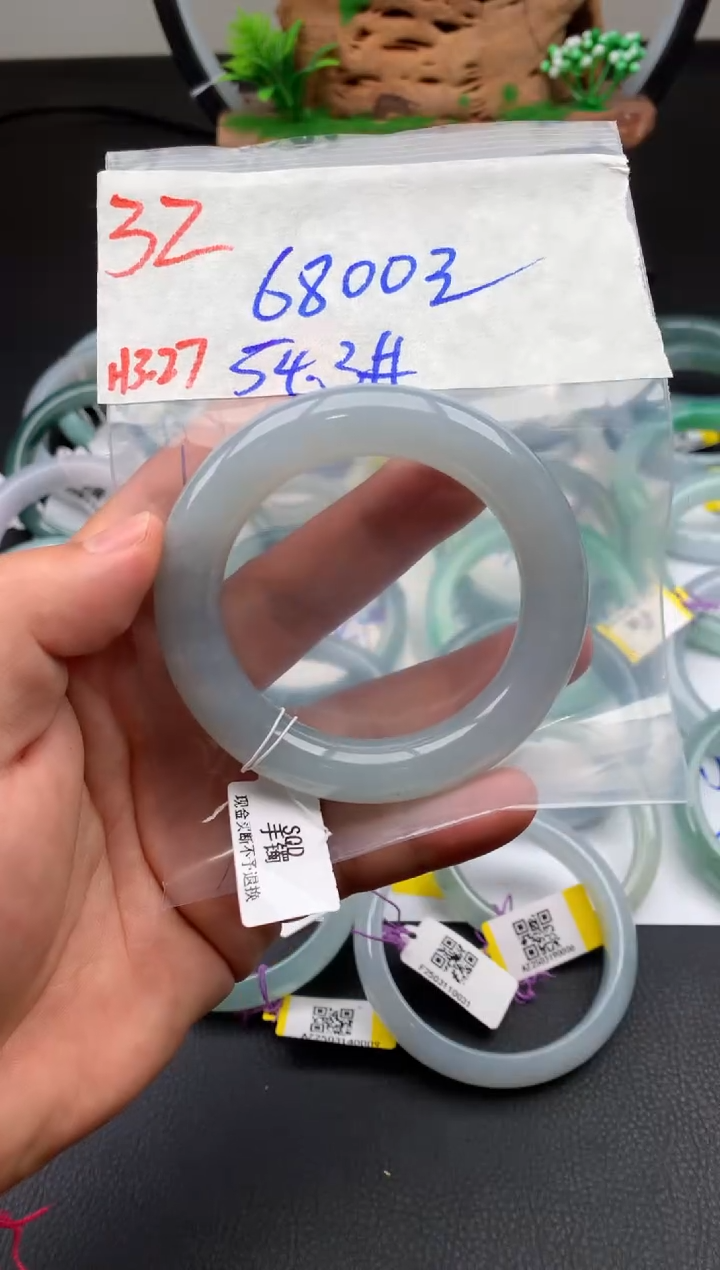 定制翡翠未镶嵌毛货需精细抛光拍一发一