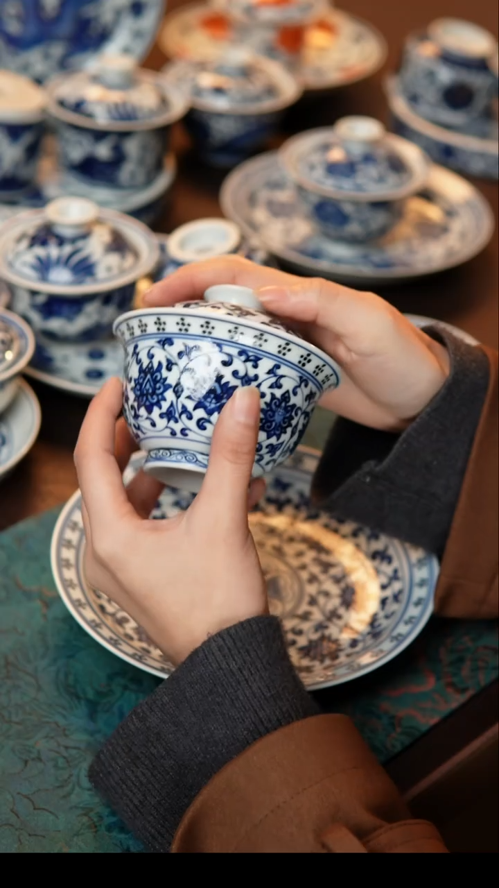 茶具缠枝连压手器型盖碗