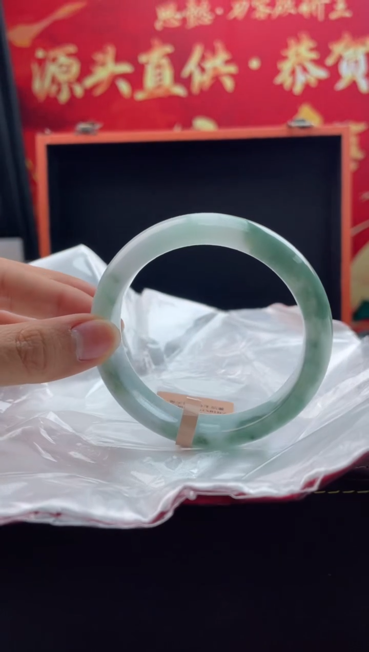 【闪购商品】翡翠手镯未镶嵌28翡翠手镯（微瑕）