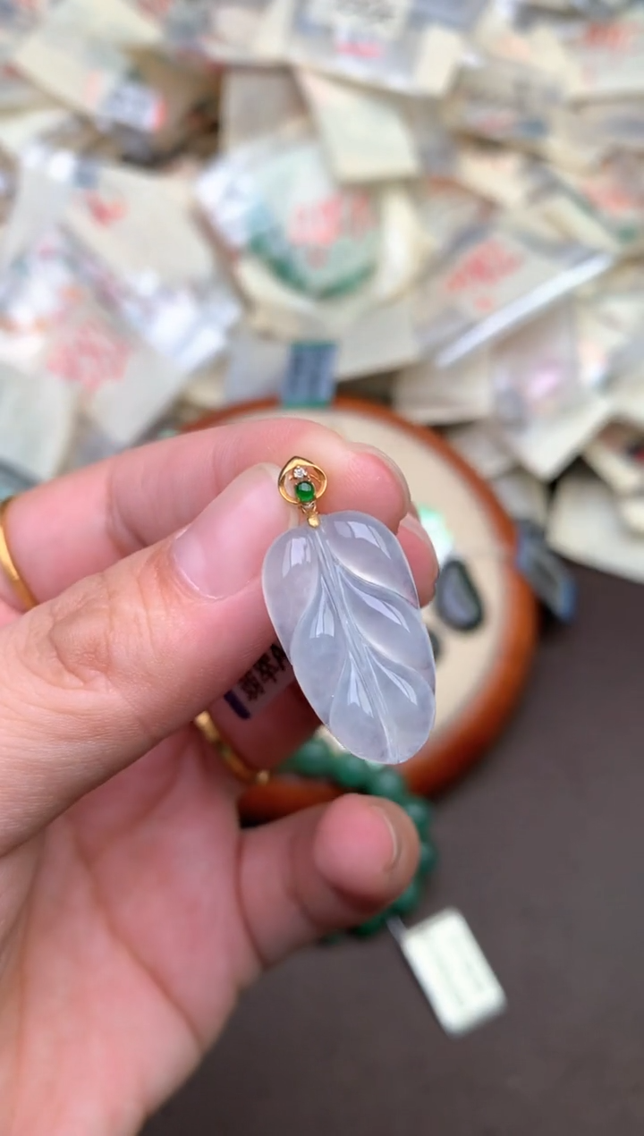 18K金镶嵌挂件翡翠— 