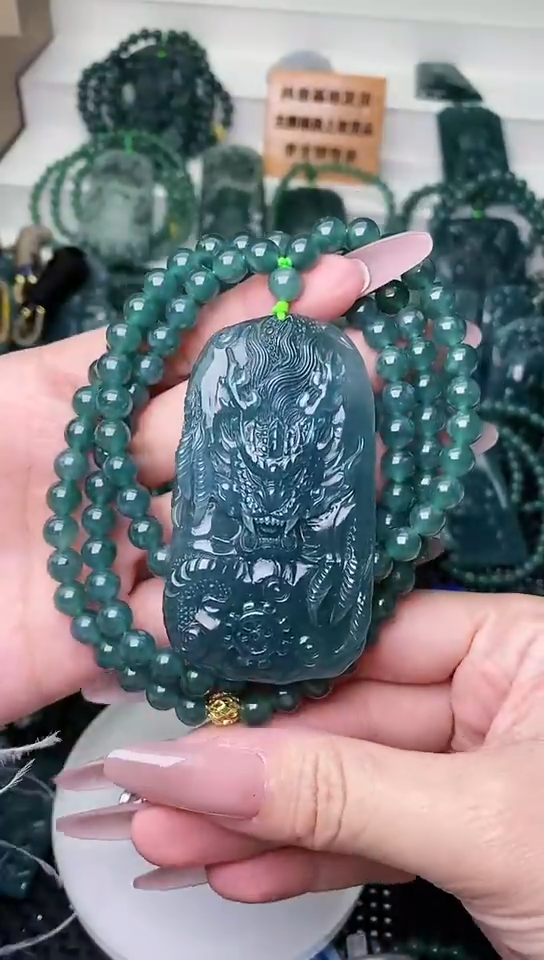 颈饰未镶嵌翡翠 