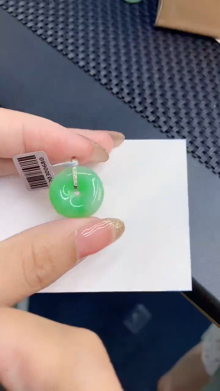 翡翠18K金镶嵌颈饰            8