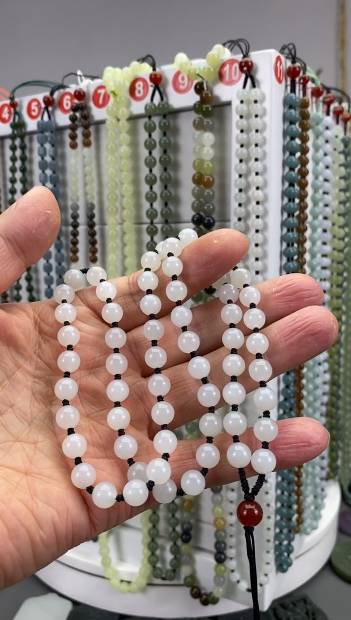 颈饰未镶嵌和田玉简*。8