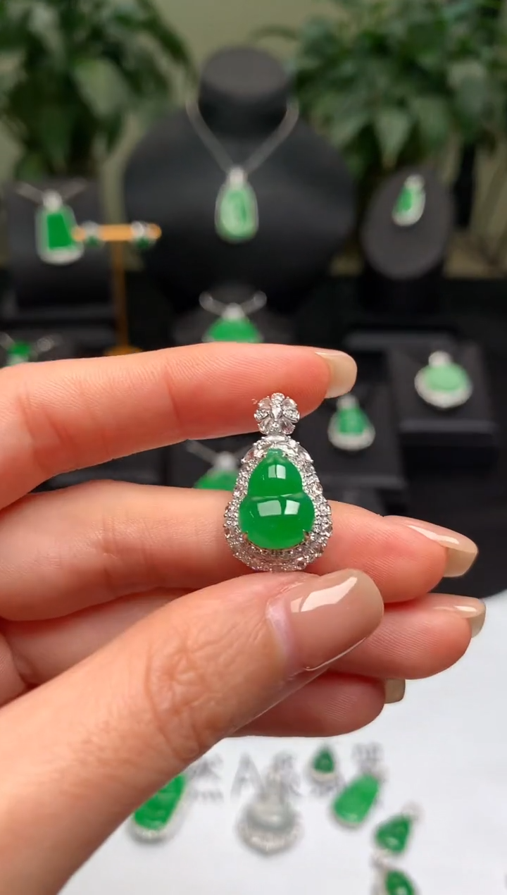 颈饰18K金镶嵌翡翠葫芦