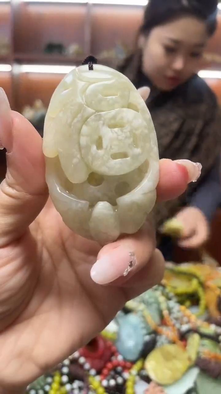 未镶嵌蛇纹石玉吊坠   