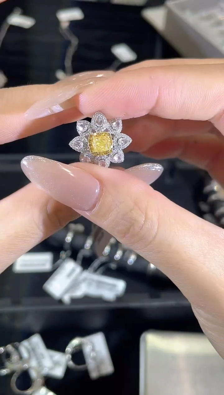 戒指18K金镶嵌钻石黄钻戒指YT