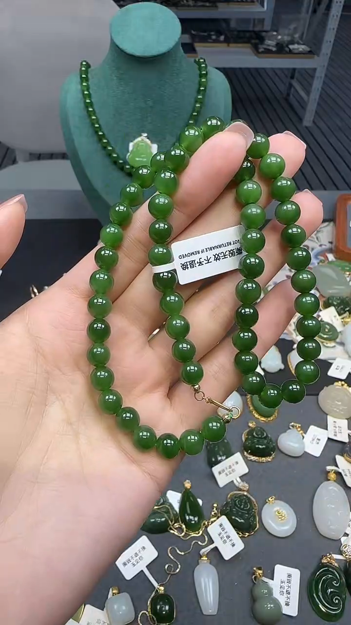 18K金镶嵌和田玉挂件1