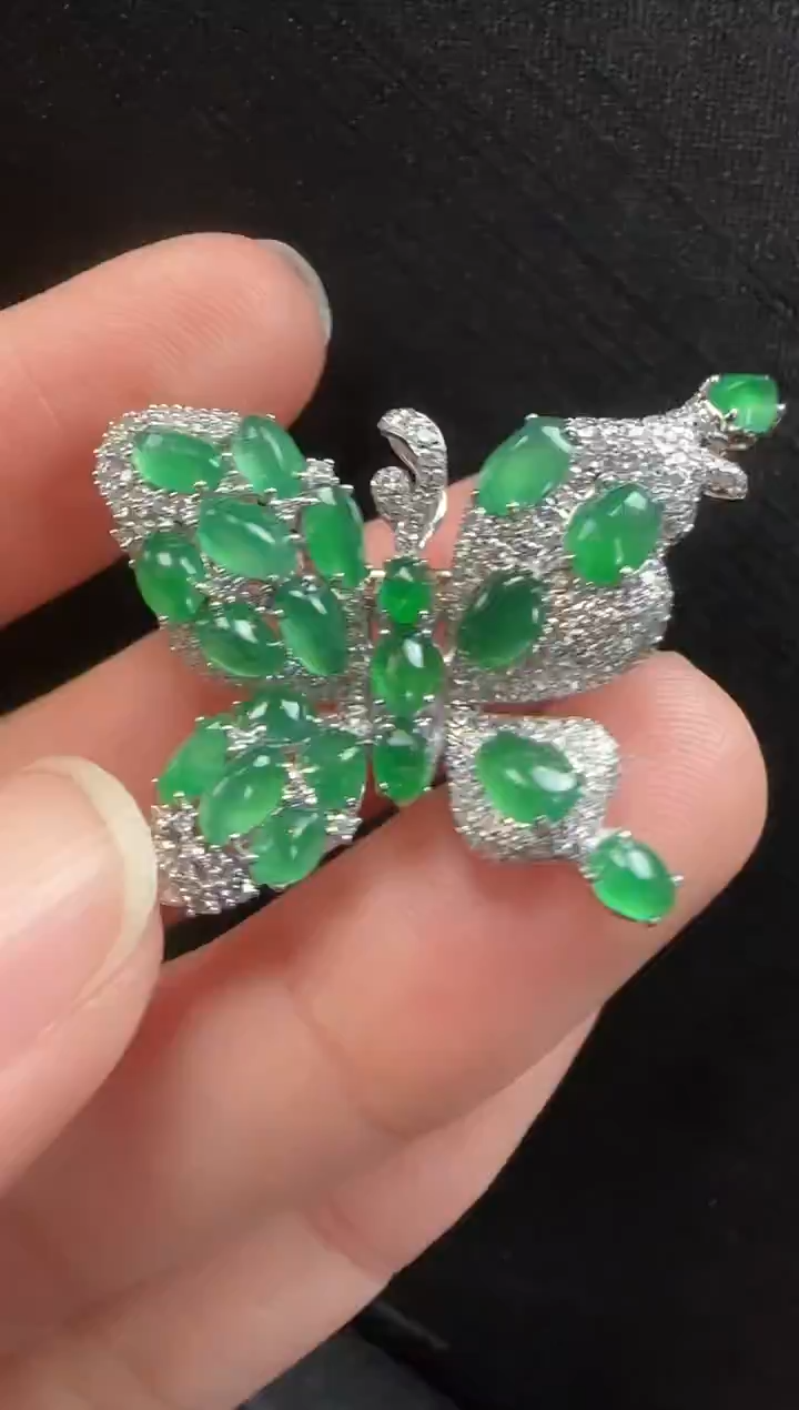 颈饰18K金镶嵌翡翠450蝴蝶一个