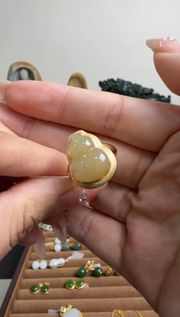 颈饰未镶嵌和田玉戒指