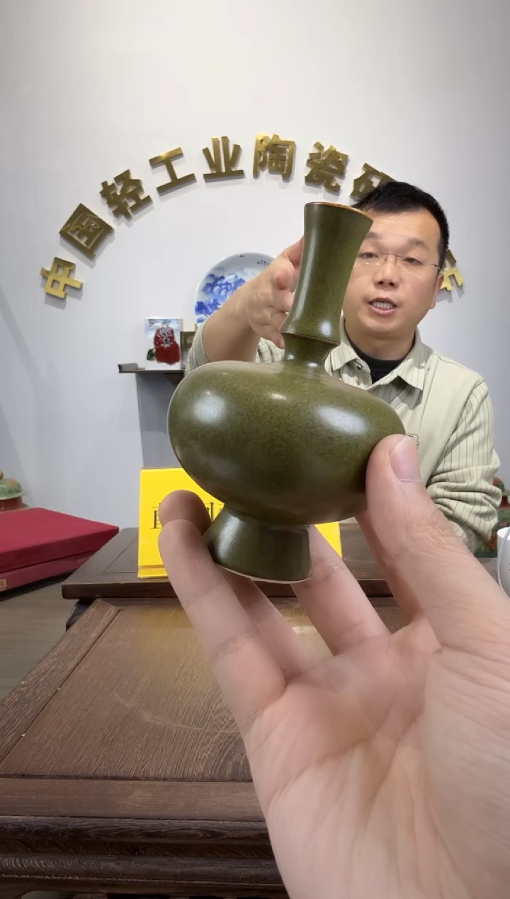 景德镇精美茶叶沫小瓶