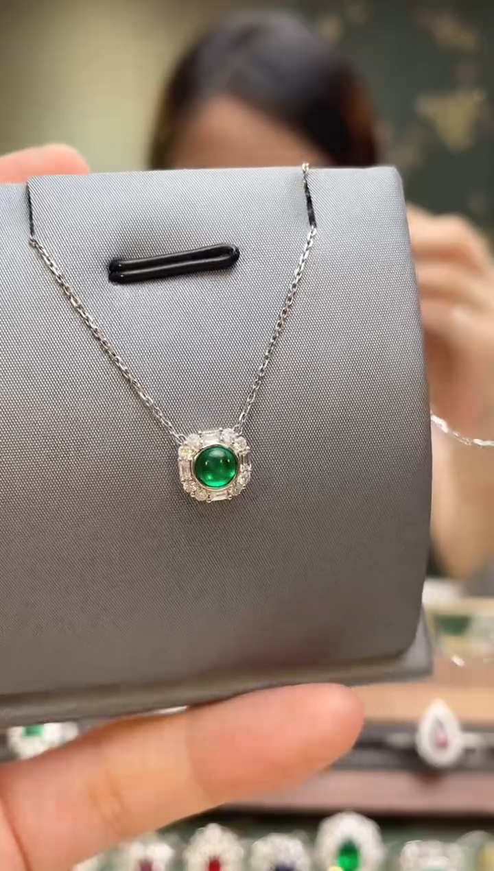 颈饰18K金镶嵌祖母绿阿富汗主石：0.31ct