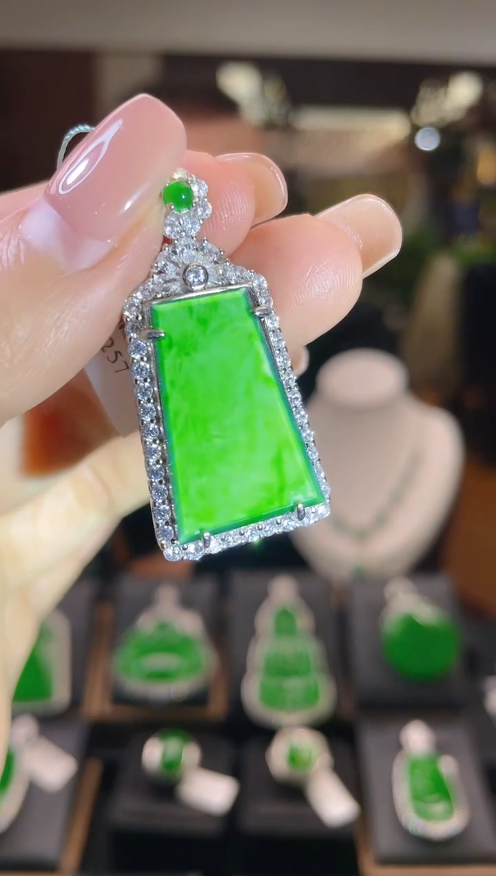 【闪购商品】翡翠吊坠(不含链)未镶嵌翡翠吊坠