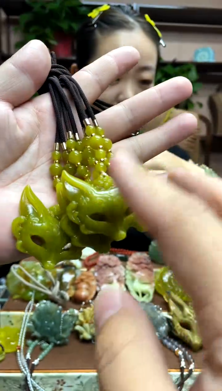 未镶嵌岫玉吊坠多样性发货发其中之一