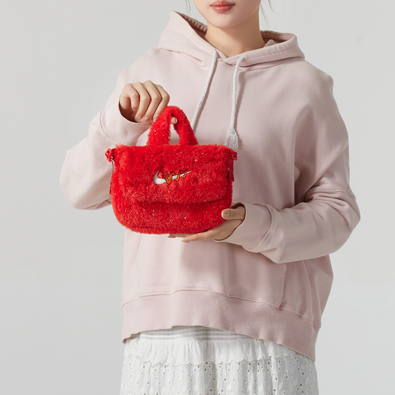 NIKE耐克新款毛绒背包女包蛇年限定CNY红色手拎包单肩小包 HV6119