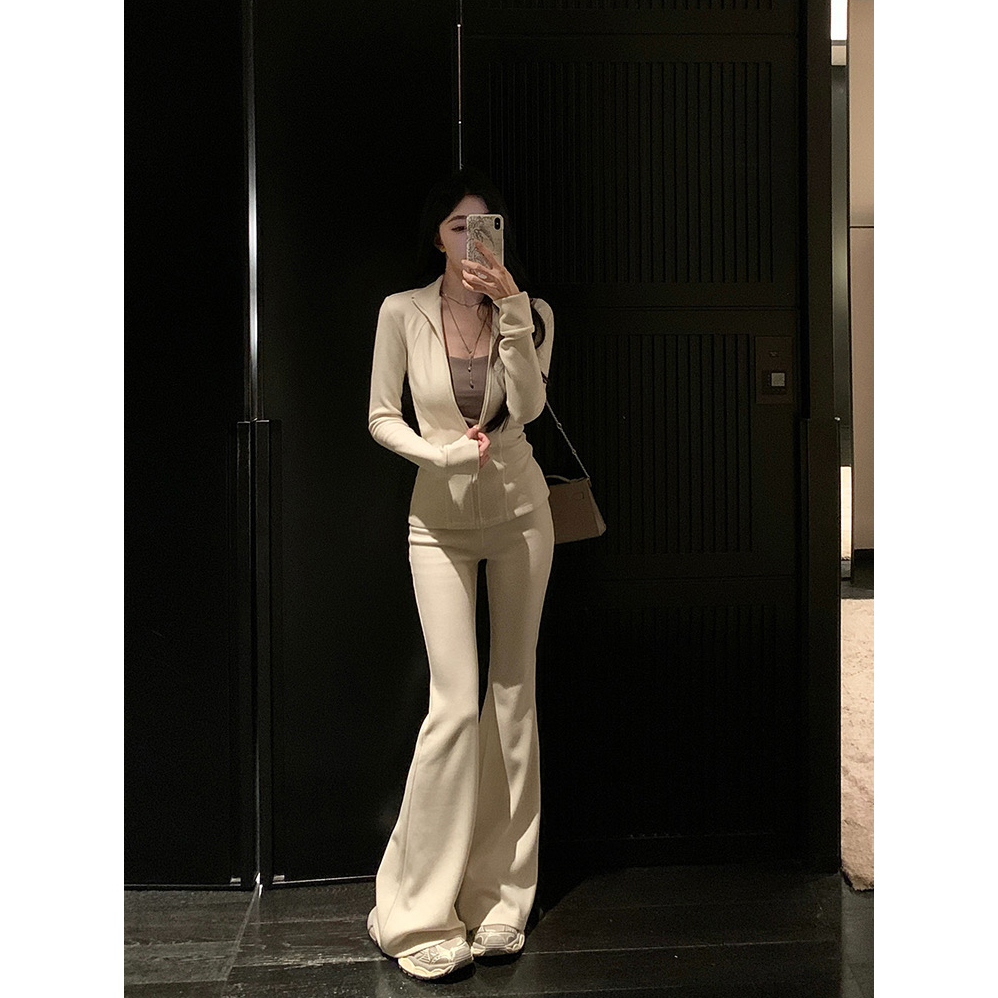 早秋季穿搭白色针织运动套装女上衣修身显瘦微喇休闲裤子套装