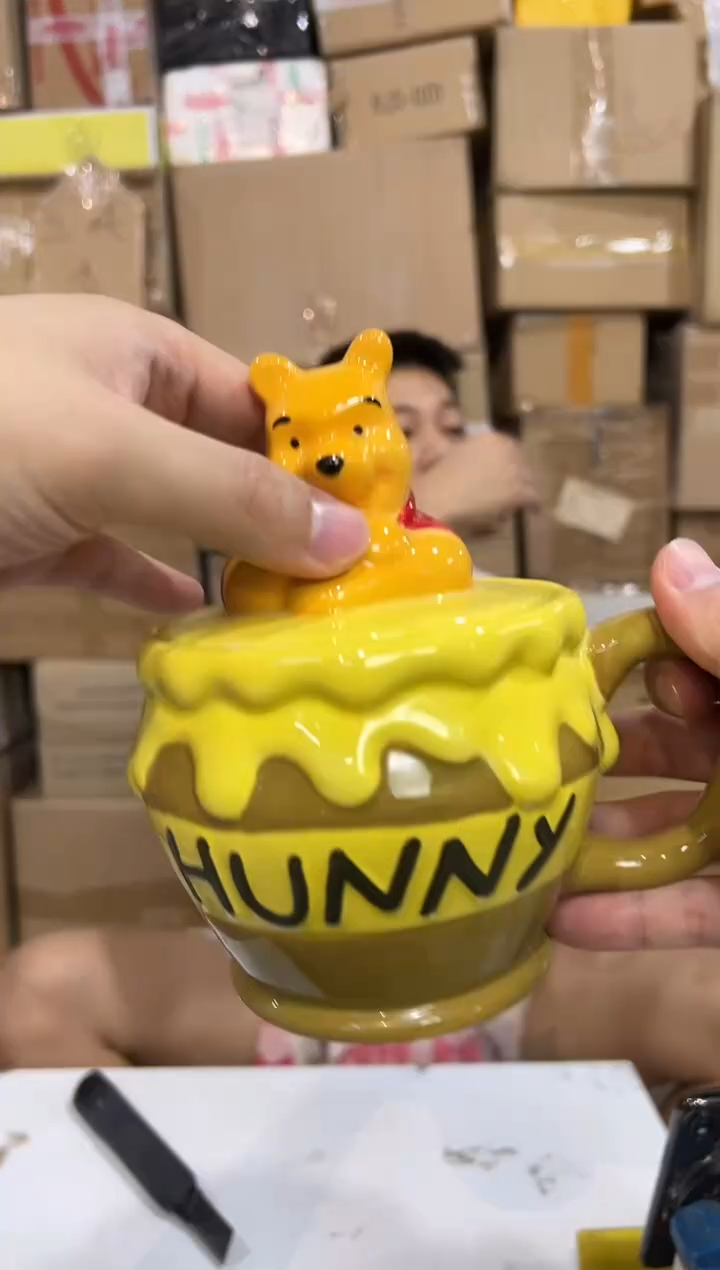 瓷片Q版维尼蜂蜜带盖杯