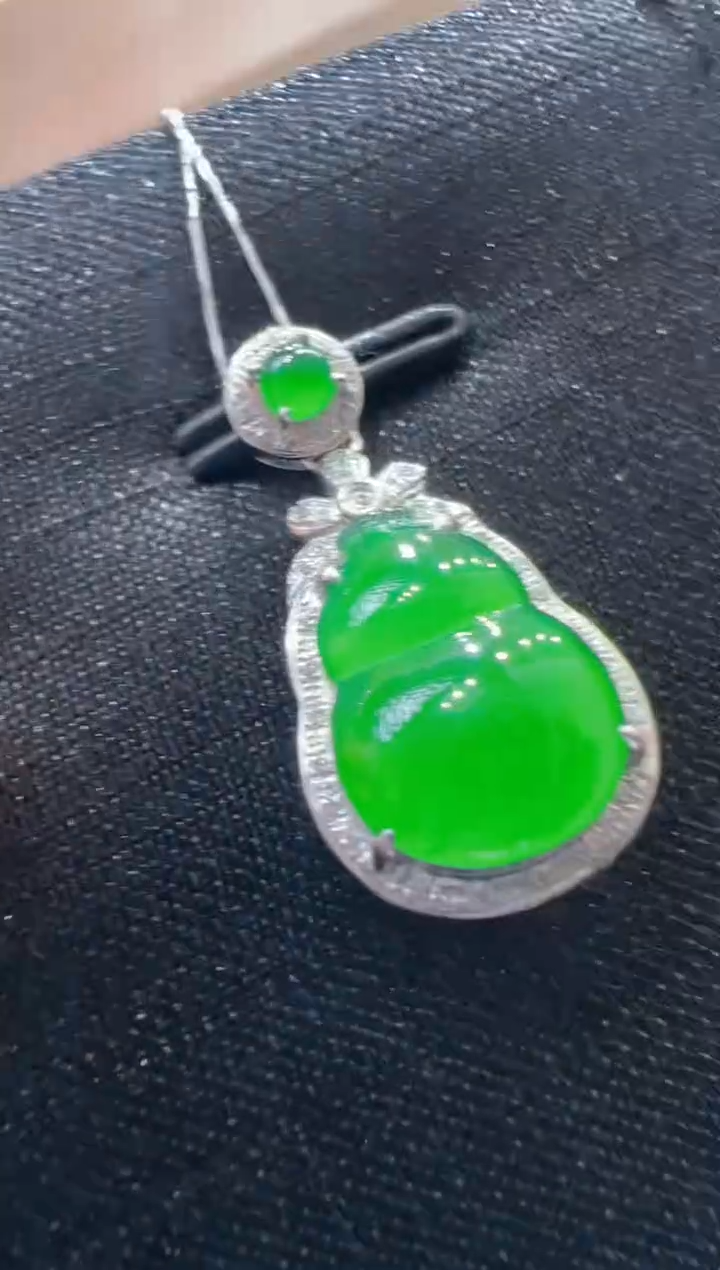 【闪购商品】翡翠吊坠(不含链)18K金镶嵌       