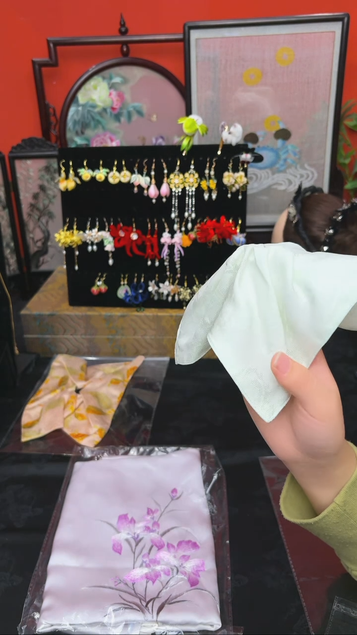 刺绣不****子非遗手工绒花饰品