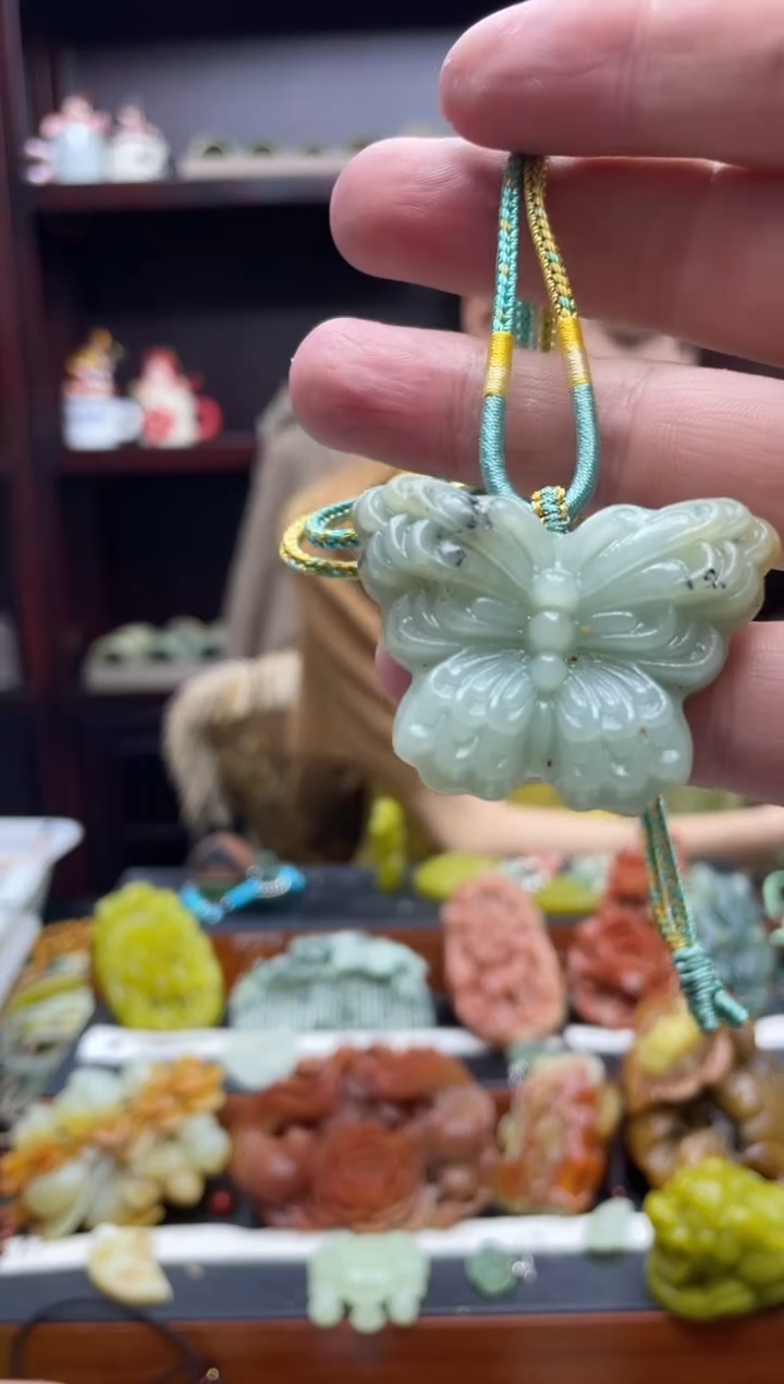 岫玉未镶嵌吊坠·