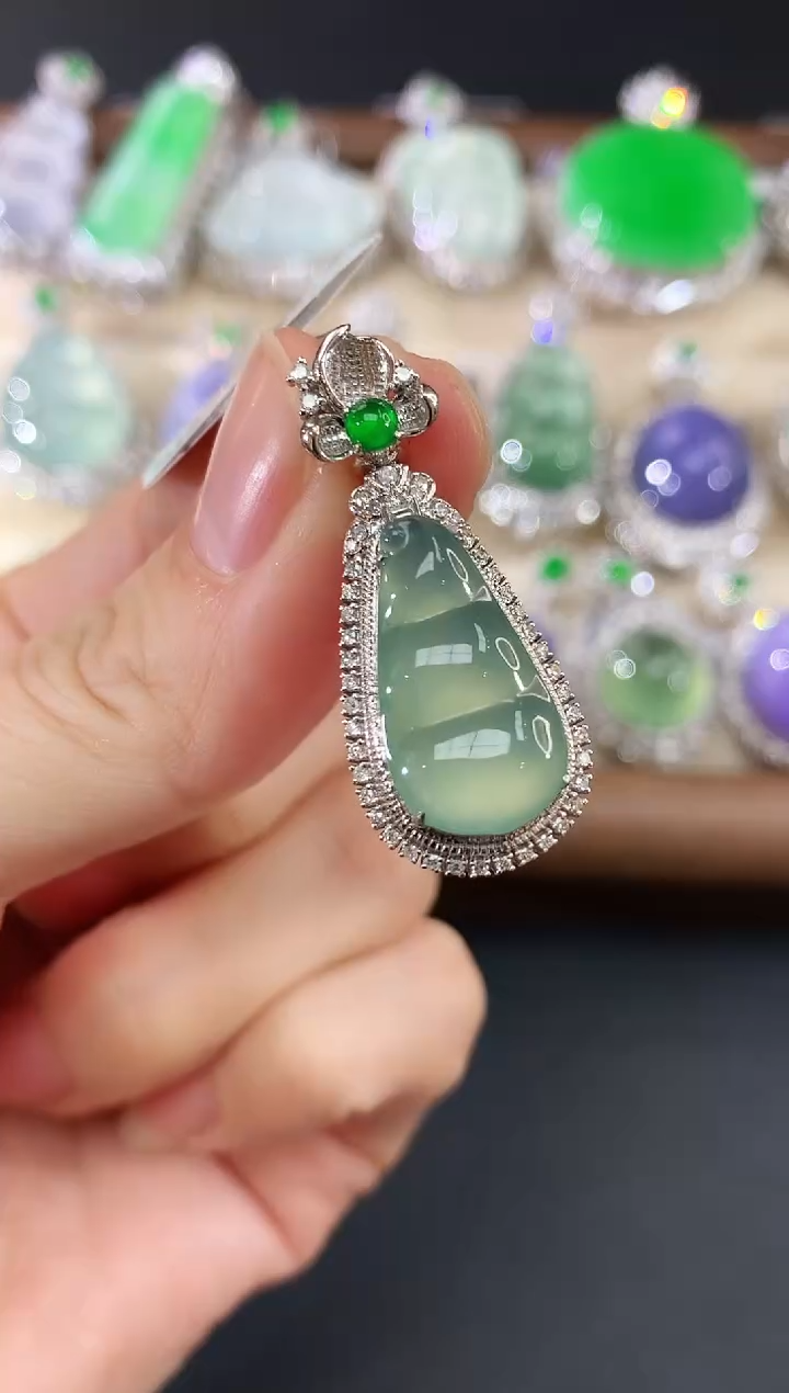 吊坠(不含链)18K金镶嵌翡翠135|6800