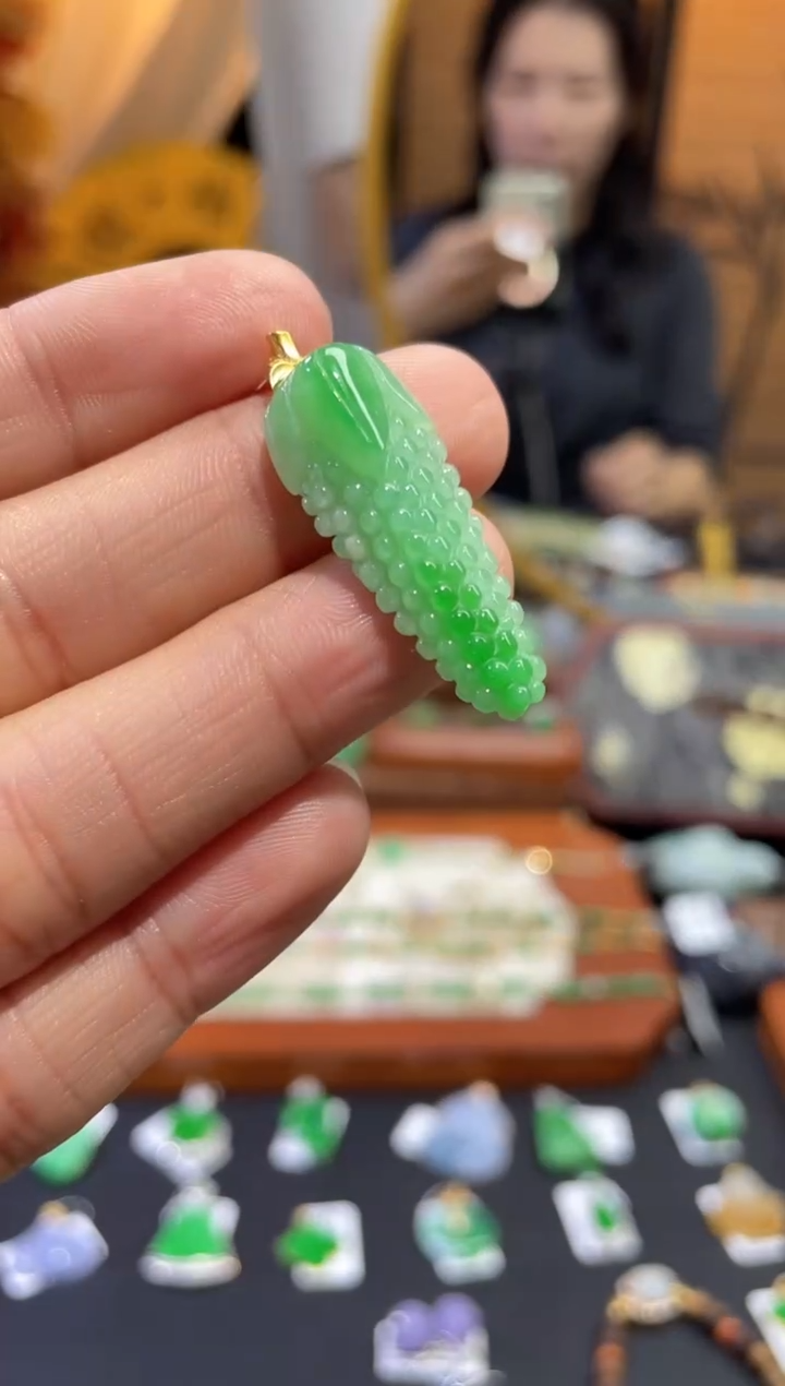 颈饰18K金镶嵌翡翠葡萄