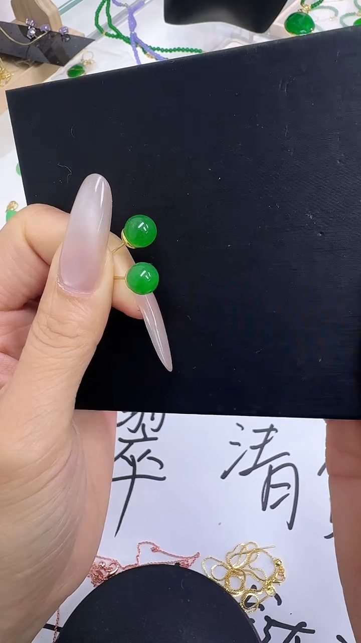 翡翠未镶嵌吊坠(赠链)单珠耳钉