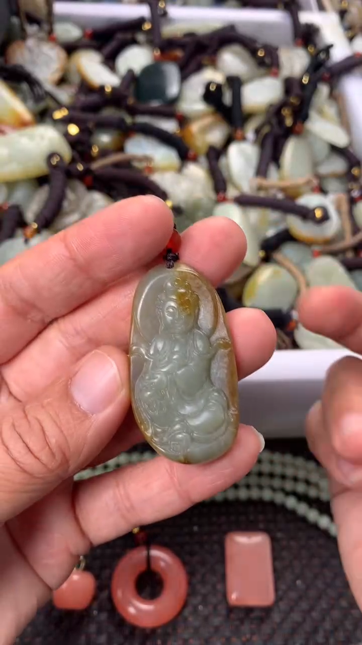 【闪购商品】和田玉颈饰未镶嵌多样性发货没有证书.拍一发一，有瑕