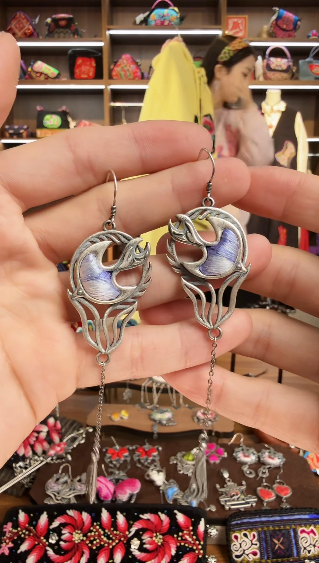 【闪购商品】织绣15蒙阿苏苗绣传承