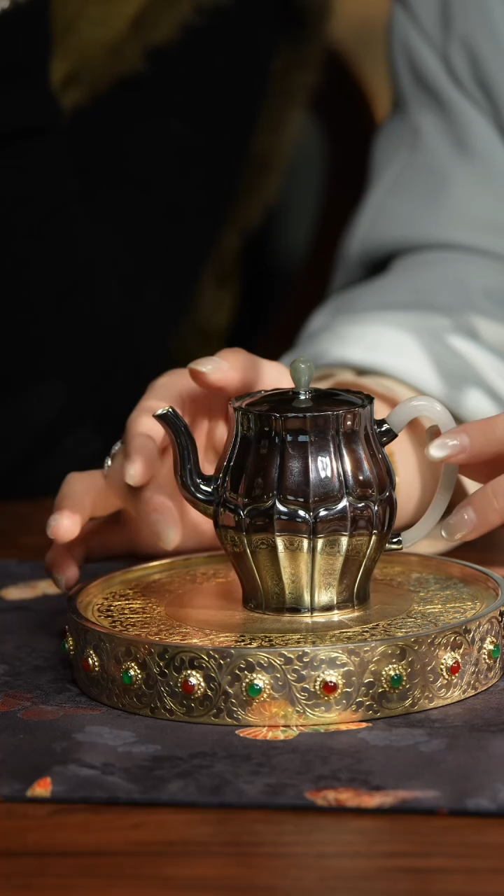 【闪购商品】170ccD呆坐银壶宝相高棱