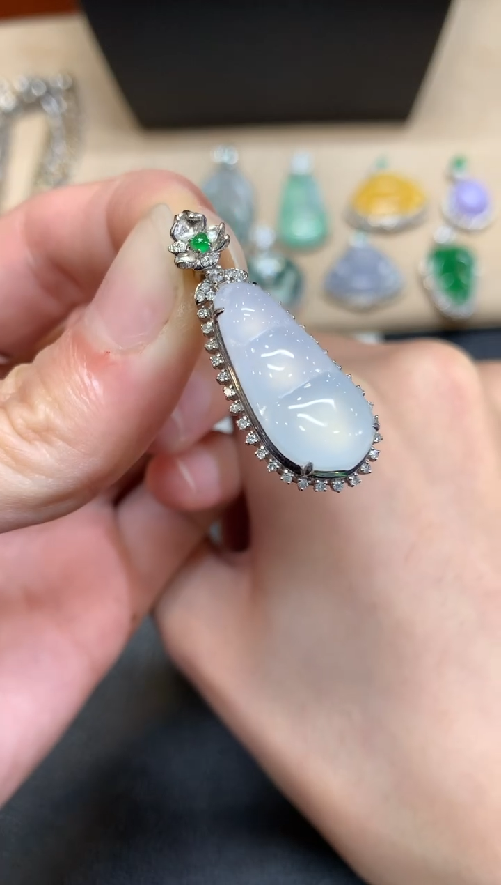 【闪购商品】翡翠颈饰18K金镶嵌福豆【无服务费】