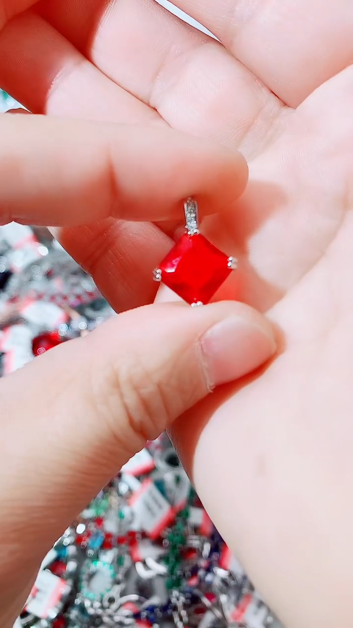 颈饰未镶嵌红宝石  