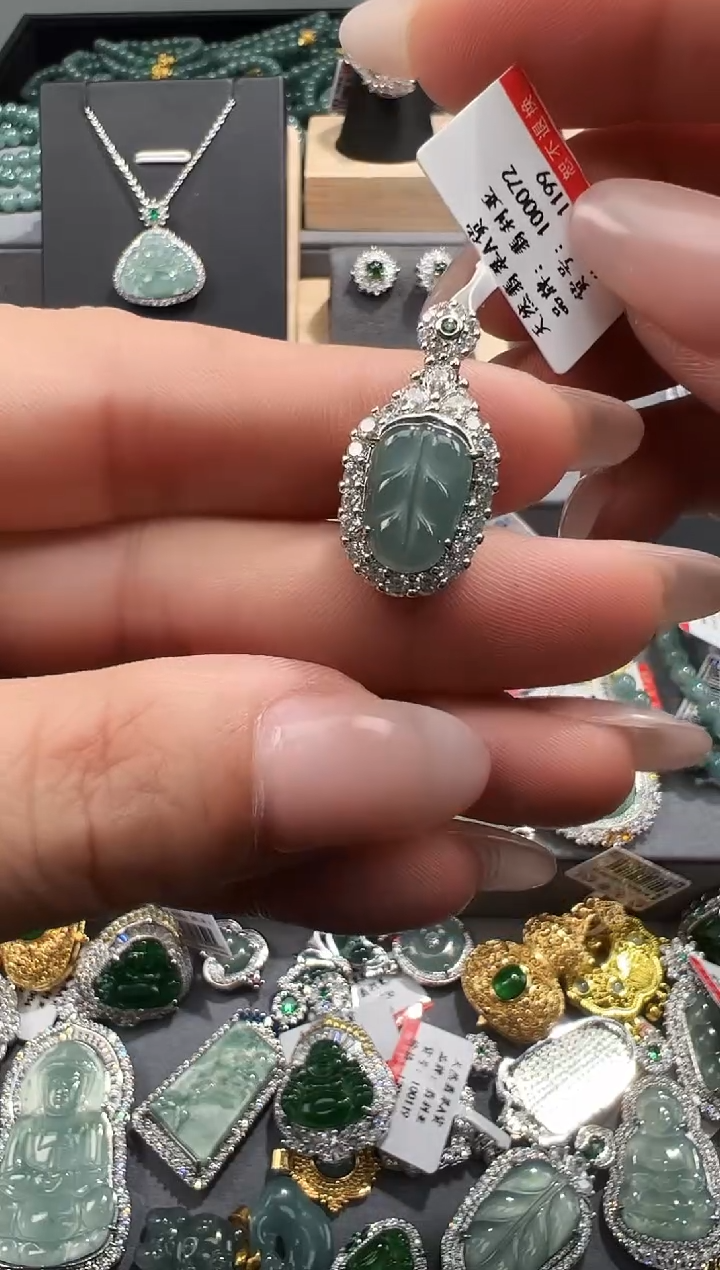 【闪购商品】翡翠吊坠(赠链)未镶嵌翡翠A货源头工厂带证书发