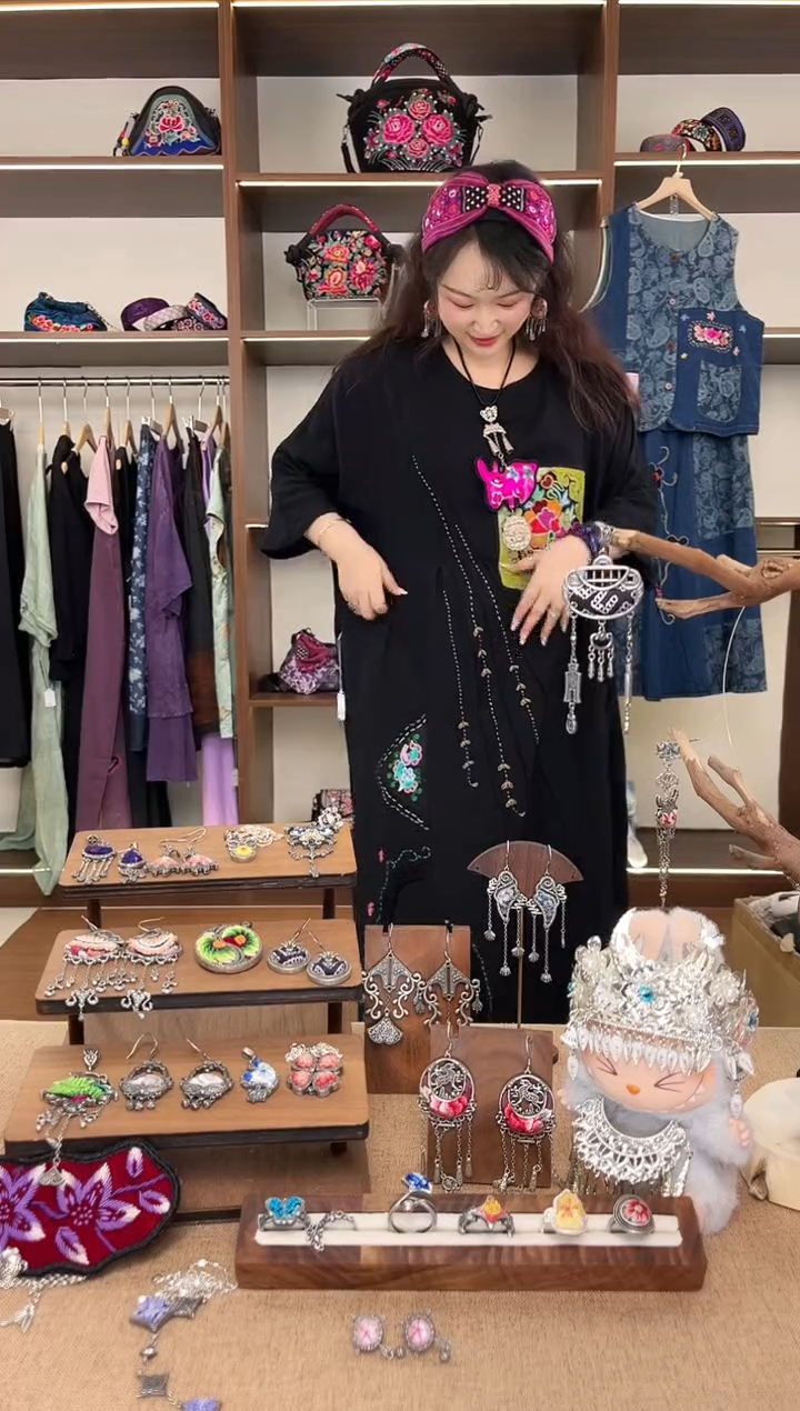 织绣A02黔东南苗族刺绣连衣裙