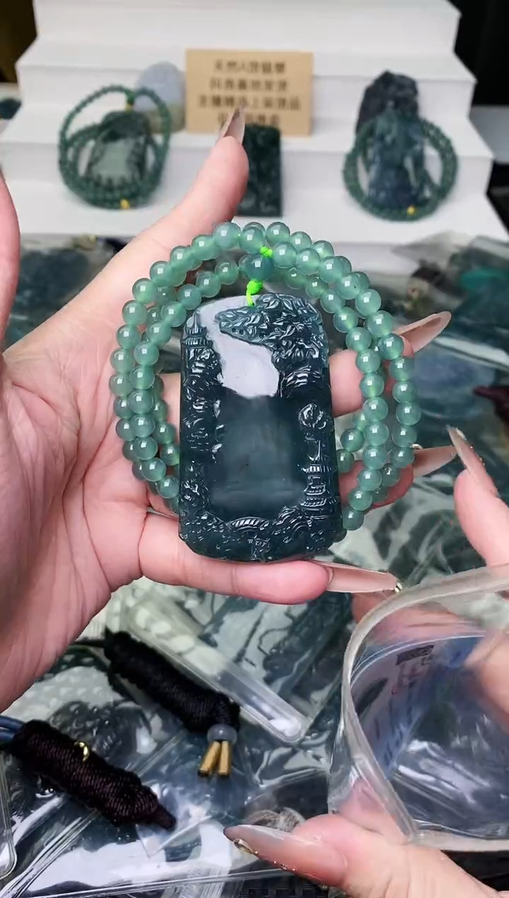 颈饰未镶嵌翡翠 