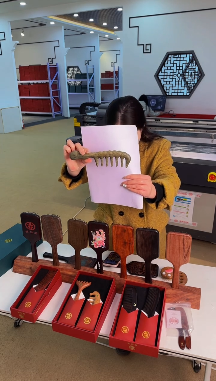 【闪购商品】香枝木类端景台绿檀大把梳 B00126