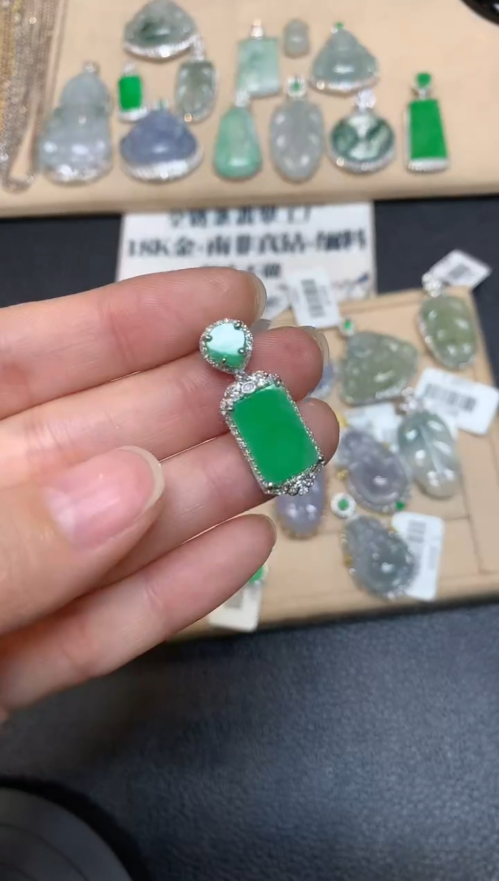 【闪购商品】翡翠颈饰18K金镶嵌无事牌【无服务费