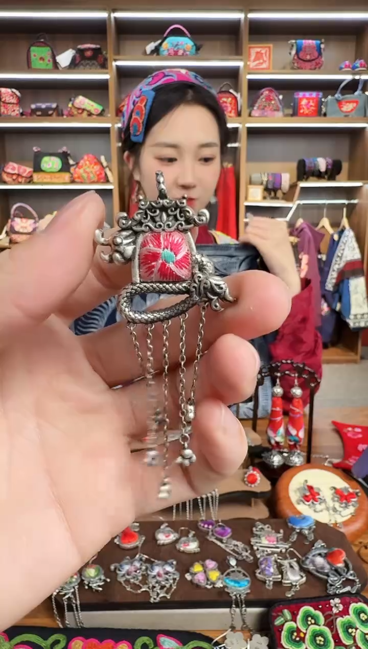 【闪购商品】织绣141蒙阿苏苗绣传承