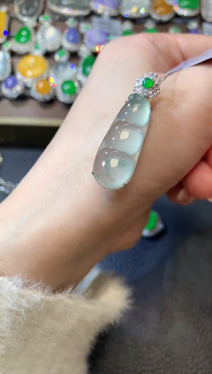 【闪购商品】翡翠吊坠(不含链)18K金镶嵌D77 