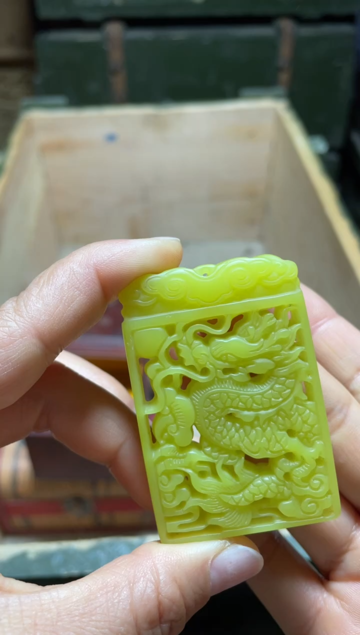 【闪购商品】镂空龙牌1件