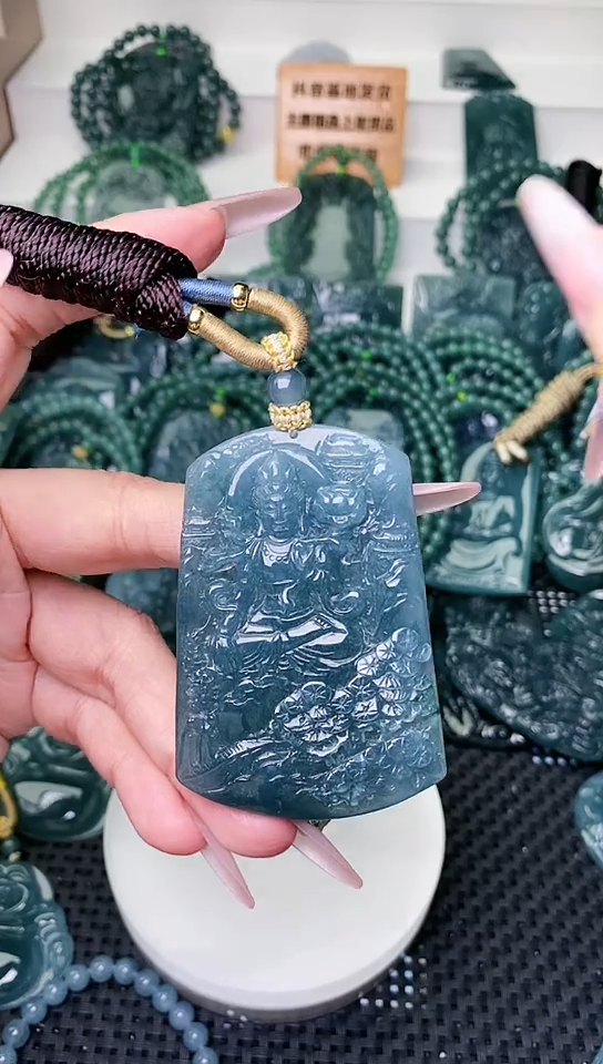 颈饰未镶嵌翡翠 