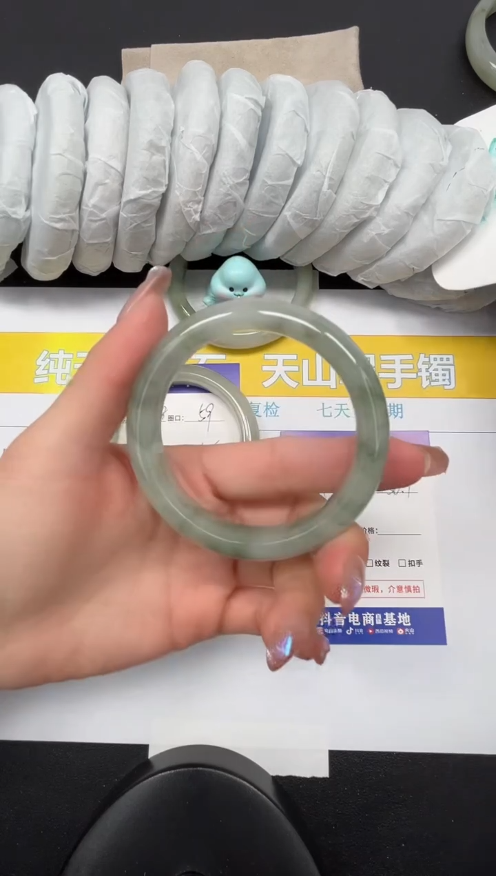 【闪购商品】石英质玉手镯未镶嵌159-56.7