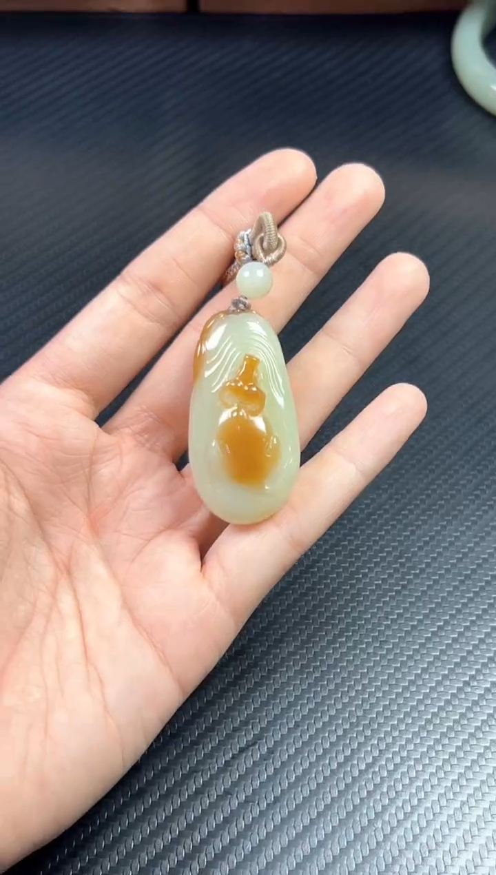 吊坠(赠链)未镶嵌和田玉若羌微色差