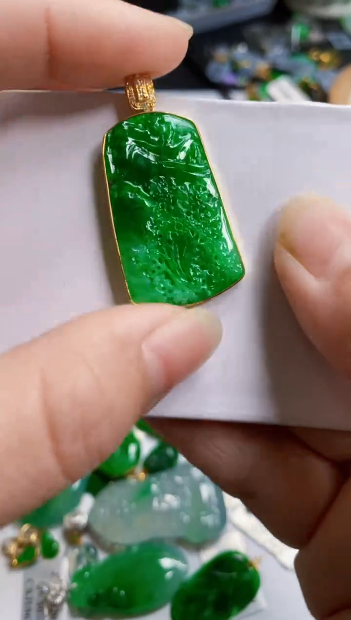 【闪购商品】翡翠颈饰18K金镶嵌吊坠