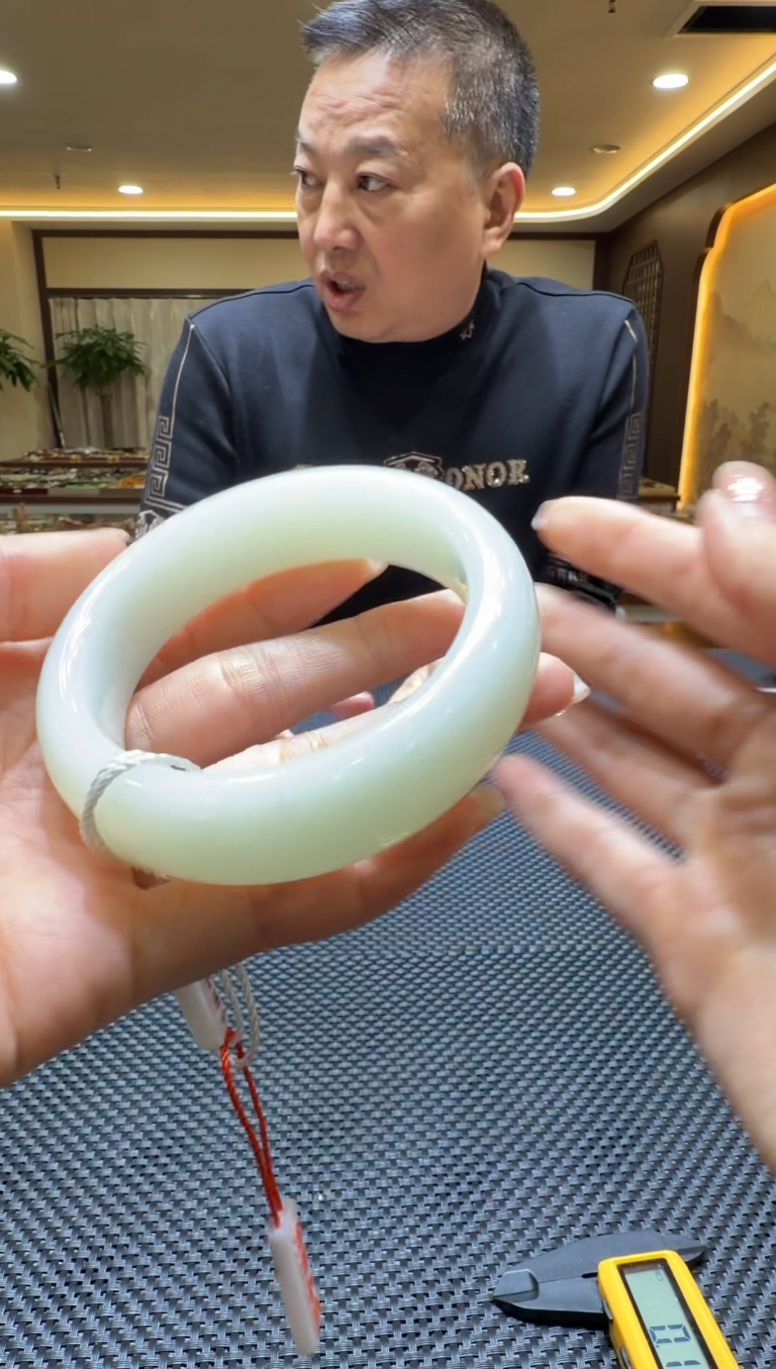 颈饰未镶嵌和田玉手镯58+