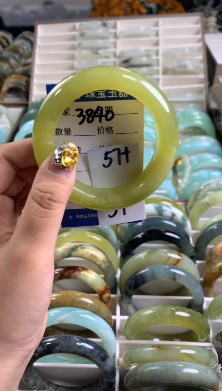 【闪购商品】蛇纹石玉手镯未镶嵌3840