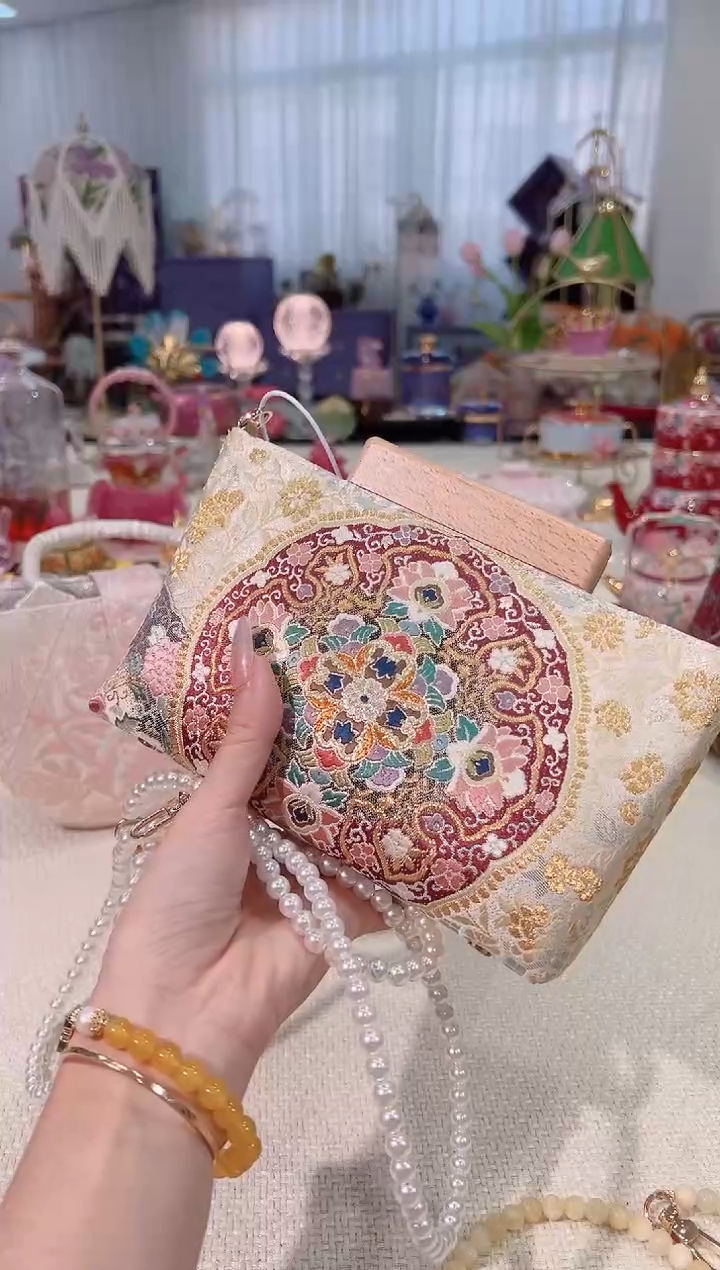 非遗西阵织 如图所示