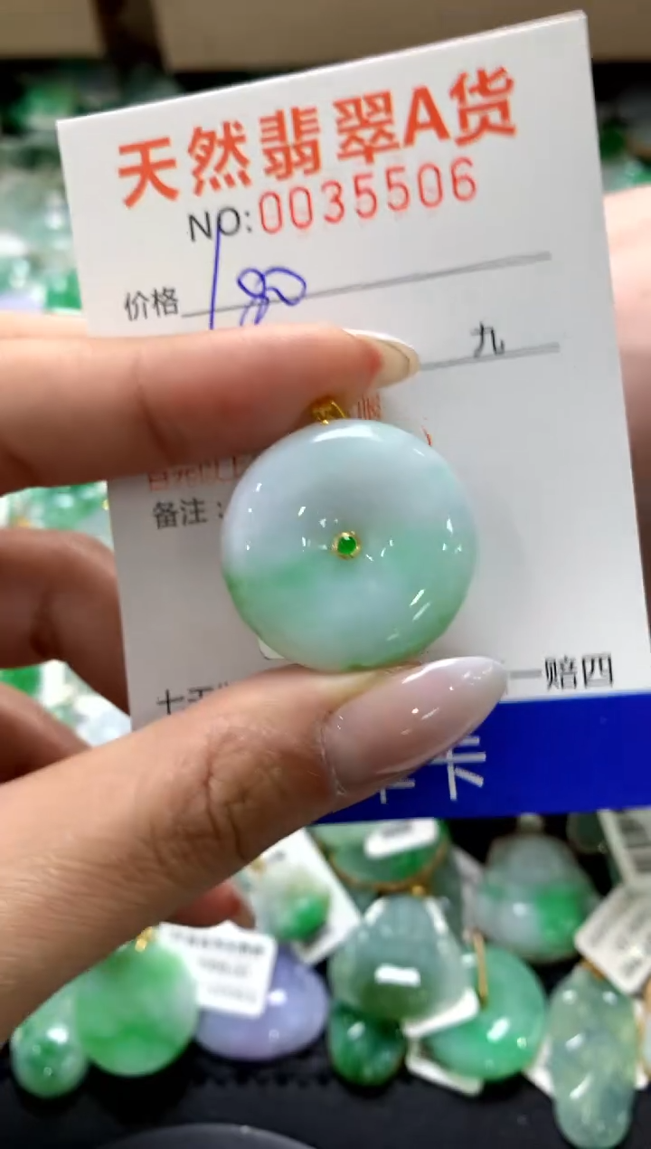 颈饰18K金镶嵌翡翠1111111111111111