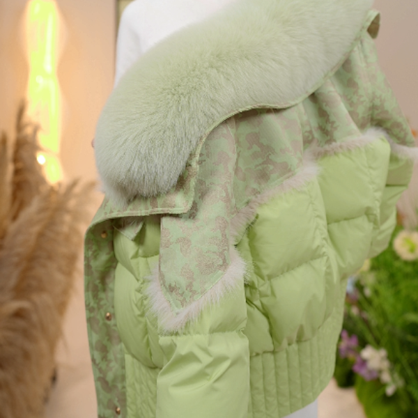 张张-2025新款时尚保暖大毛领羽绒服W55Q40794