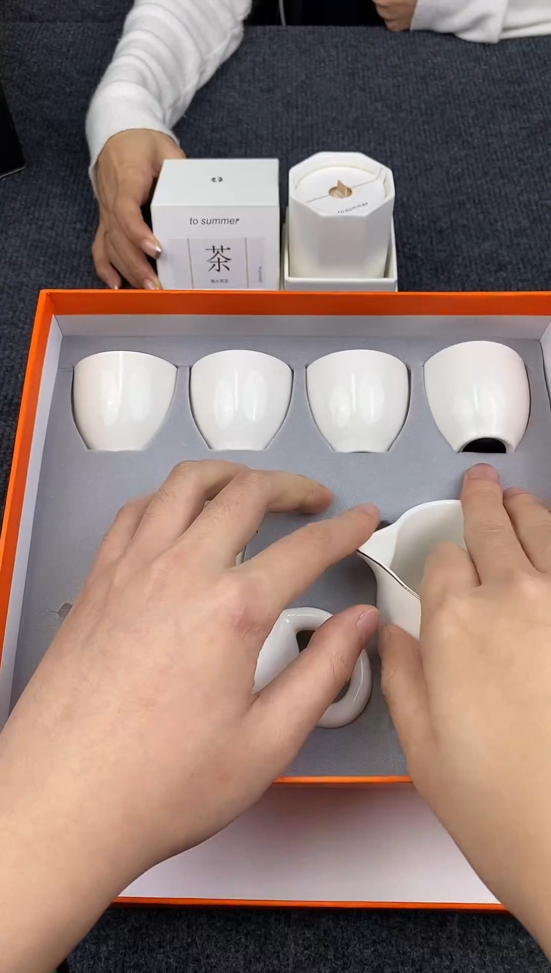 瓷片一壶一公道，四个杯子cha