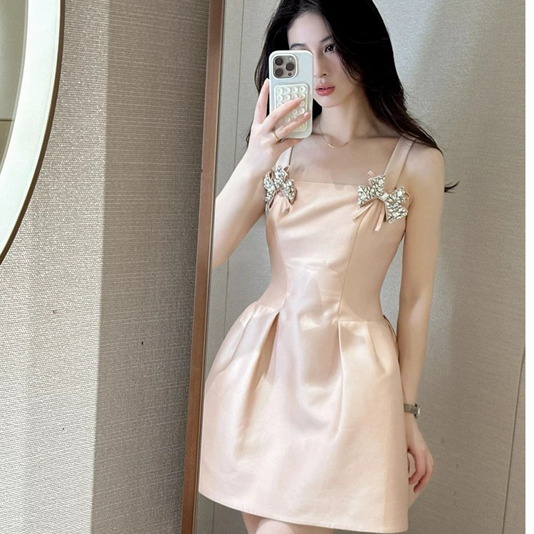 宴会连衣裙2025夏季新款贵气千金镶钻蝴蝶结吊带裙收腰显瘦短裙子